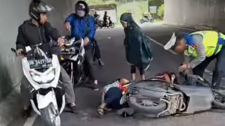 Bonceng Tiga Sambil Lawan Arah, 3 Wanita Pakai Mukena di Makassar Kecelakaan bonceng tiga