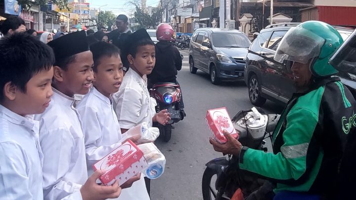 Berbagi Takjil Bersama Siswa UPT SPF SD Negeri Pongtiku 2 Makassar kota makassar