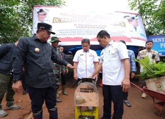 Mudahkan Pelaku UMKM Memproduksi Kripik Pisang, Pj Gubernur Sulsel Serahkan Bantuan Alat Perajang Pisang