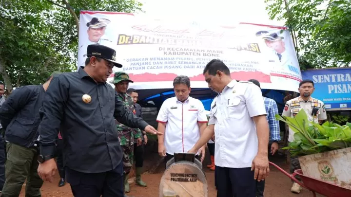 Mudahkan Pelaku UMKM Memproduksi Kripik Pisang, Pj Gubernur Sulsel Serahkan Bantuan Alat Perajang Pisang Pemprov Sulsel