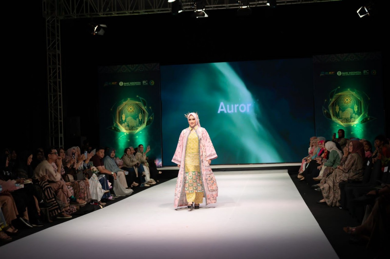 Fashion Show Ku.Mawu Pukau Pengunjung Trend Hijab Expo 2024, Tampilkan Tema Aurora