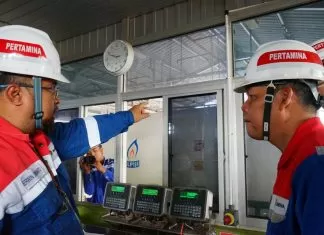 Pertamina Patra Niaga Sulawesi Cek Kesiapan Sarfas dan Berbagi Takjil di Kota Makassar