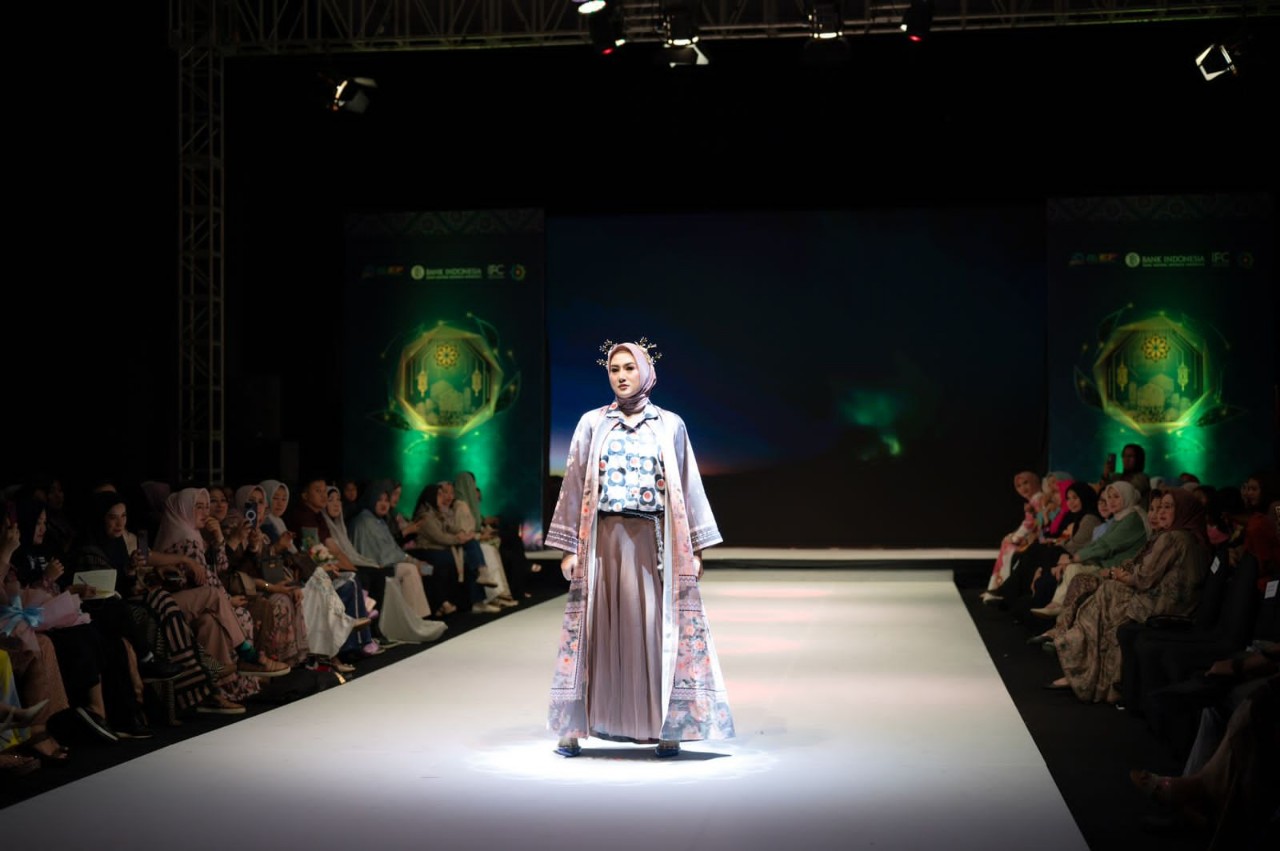 Fashion Show Ku.Mawu Pukau Pengunjung Trend Hijab Expo 2024, Tampilkan Tema Aurora