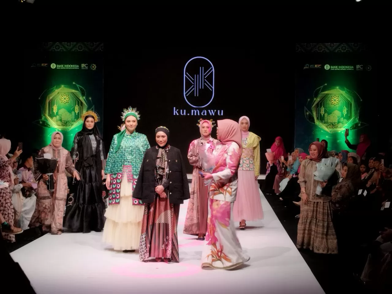 Fashion Show Ku.Mawu Pukau Pengunjung Trend Hijab Expo 2024, Tampilkan Tema Aurora