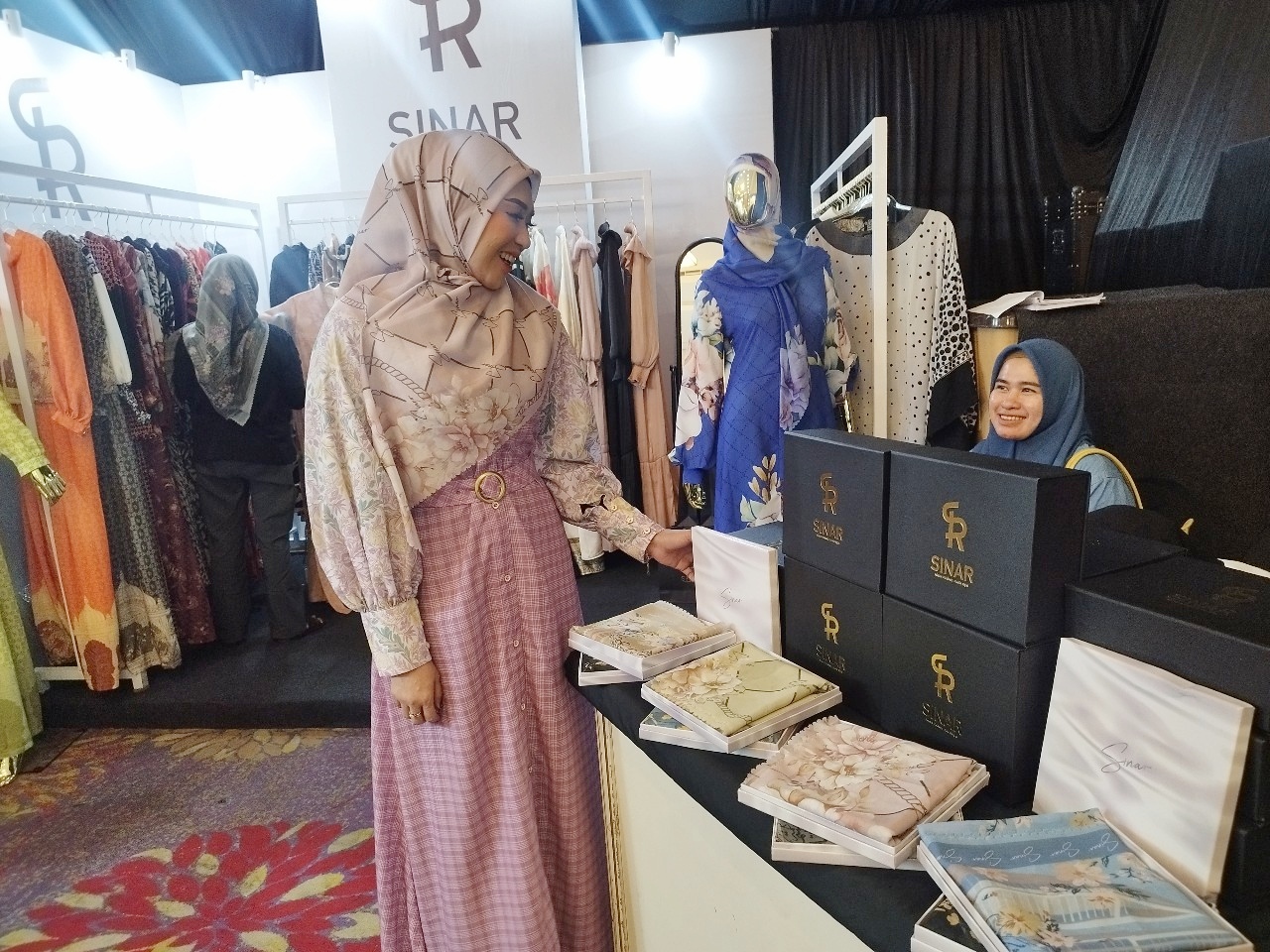 Sinar by Hj Inar Unjuk Karya di Panggung Trend Hijab Expo 2024, Jangan Lupa Mampir di Boothnya