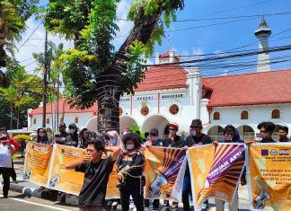 Puluhan Jurnalis Gelar Aksi Damai depan PN Makassar