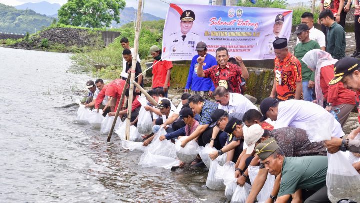 Pj Gubernur Sulsel Tebar 100 Ribu Benih Ikan Air Tawar di Bendungan Bili-bili Gowa Pemprov Sulsel