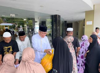 Taufan Pawe Beri Bantuan Sembako ke Kaum Dhuafa di Masjid Terapung Bj Habibie Parepare