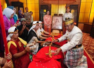 Pj Gubernur Sulsel Dapat Gelar Adat Daeng Mappuji dari Dewan Adat Saoraja Bone