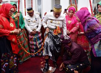 HUT Palopo ke-22, Pj Gubernur Sulsel Ikuti Ritual Adat Mappacekke Wanua