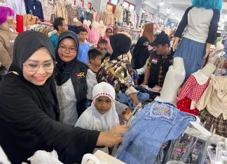 Erna Rasyid Anak Yatim - Dhuafa Belanja Baju Lebaran
