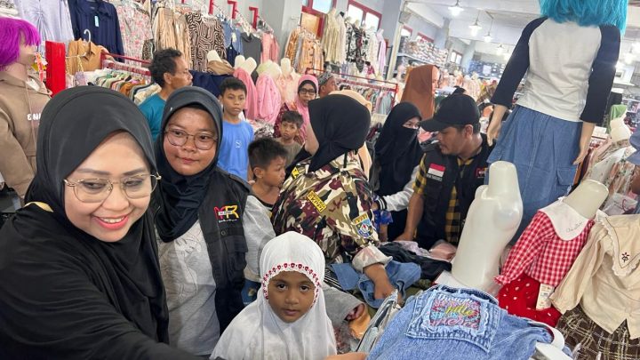 Erna Rasyid Anak Yatim - Dhuafa Belanja Baju Lebaran erna rasyid taufan