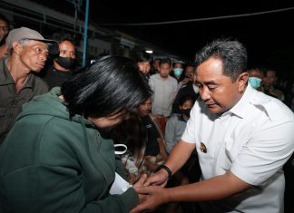 Pj Gubernur Sulsel Kunjungi Korban dan Serahkan Bantuan Korban Longsor di Tana Toraja