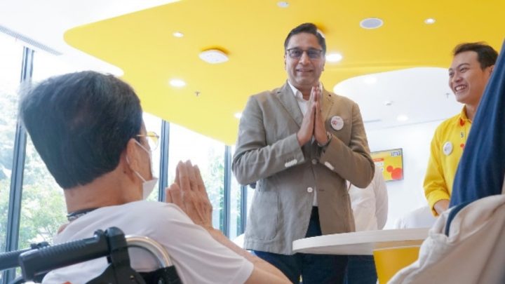 Vikram Sinha, President Director and Chief Executive Officer Indosat Ooredoo Hutchison Kinerja keuangan Indosat Ooredoo Hutchison