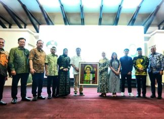 Andi Ina Kartika Sari Beri Lukisan ke Bahtiar Baharuddin Agar Selalu Ingat Sulsel