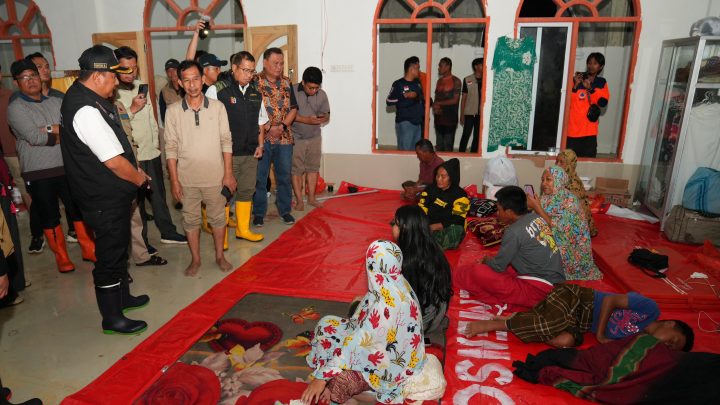 Pj Gubernur Sulsel Mengunjungi Dua Posko Pengungsi Korban Banjir di Luwu Pemprov Sulsel
