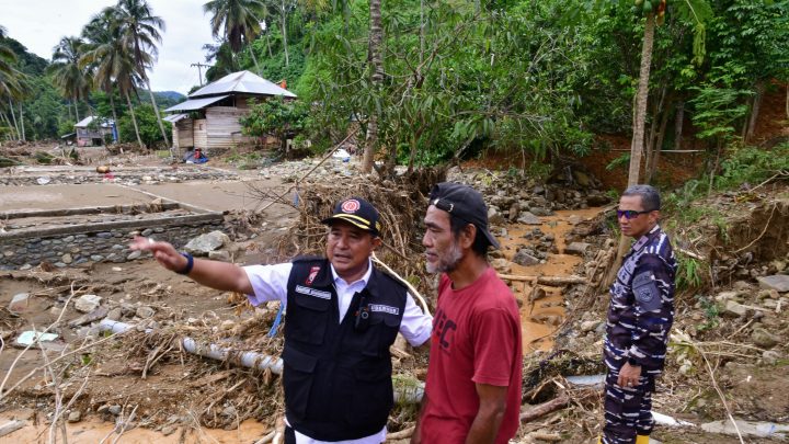 Kunjungi Desa Kadundung, Pj Gubernur Sulsel Pastikan Ketersediaan Bahan Pangan Warga Korban Bencana Pemprov Sulsel