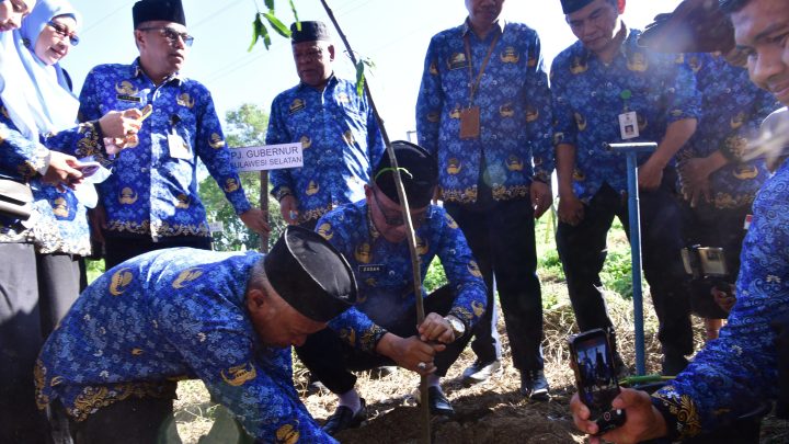 Pj Gubernur Luncurkan Gerakan Sulsel Menanam Satu Pohon Tiap KK Prof Zudan Arif Fakrulloh