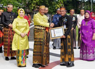 Peringatan Hari Pendidikan Nasional, Pj Gubernur Sulsel Serahkan Penghargaan
