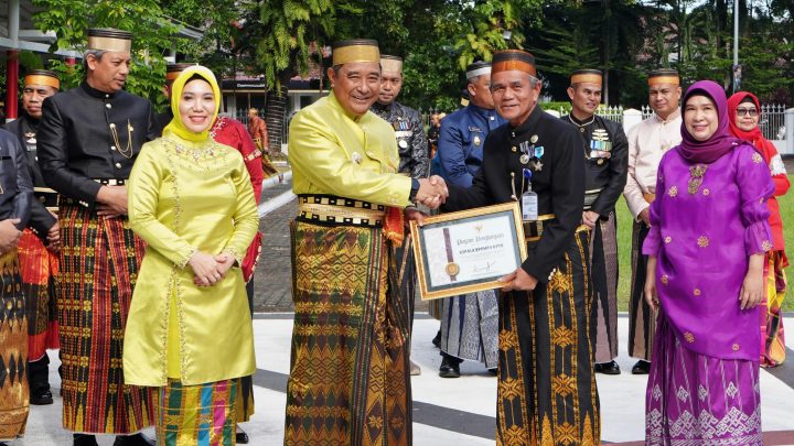 Peringatan Hari Pendidikan Nasional, Pj Gubernur Sulsel Serahkan Penghargaan Pemprov Sulsel