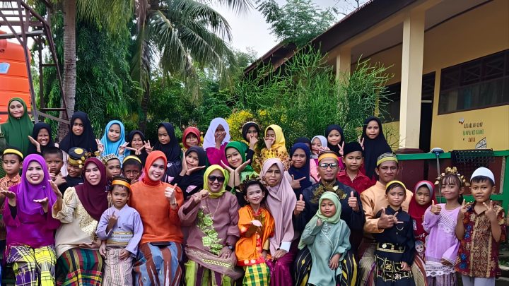 Unik! Upacara Hari Pendidikan Nasional di SD Negeri 254 Mappatongai Menggunakan Baju Adat Bugis soppeng