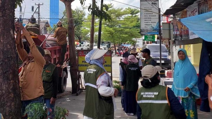 DLH Makassar Tertibkan Spanduk dan Baliho Liar, Jaga Keindahan dan Estetika Kota dlh makassar