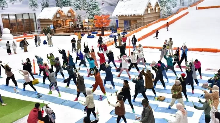 Pertama di Atas Salju, Trans Snow World Makassar Hadirkan Wahana Olahraga Pound Fit Olahraga salju