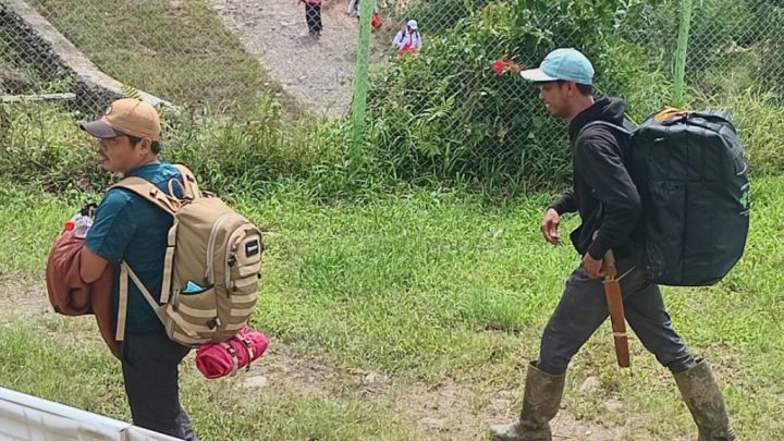 Nakes Rela Jalan Kaki Demi Layani Korban Banjir dan Longsor di Kecamatan Latimojong Luwu Pemprov Sulsel