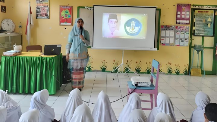 Peringati Hardiknas, Siswa SDN 22 Jerae Soppeng Nonton Film Kisah Ki Hajar Dewantara hardiknas