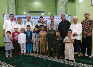 Tim PKM PNUP Pasang Lampu Penerangan Jalan PLTS di Lorong Masjid Uwais Al Qarni Makassar
