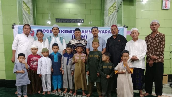 Tim PKM PNUP Pasang Lampu Penerangan Jalan PLTS di Lorong Masjid Uwais Al Qarni Makassar pkm pnup