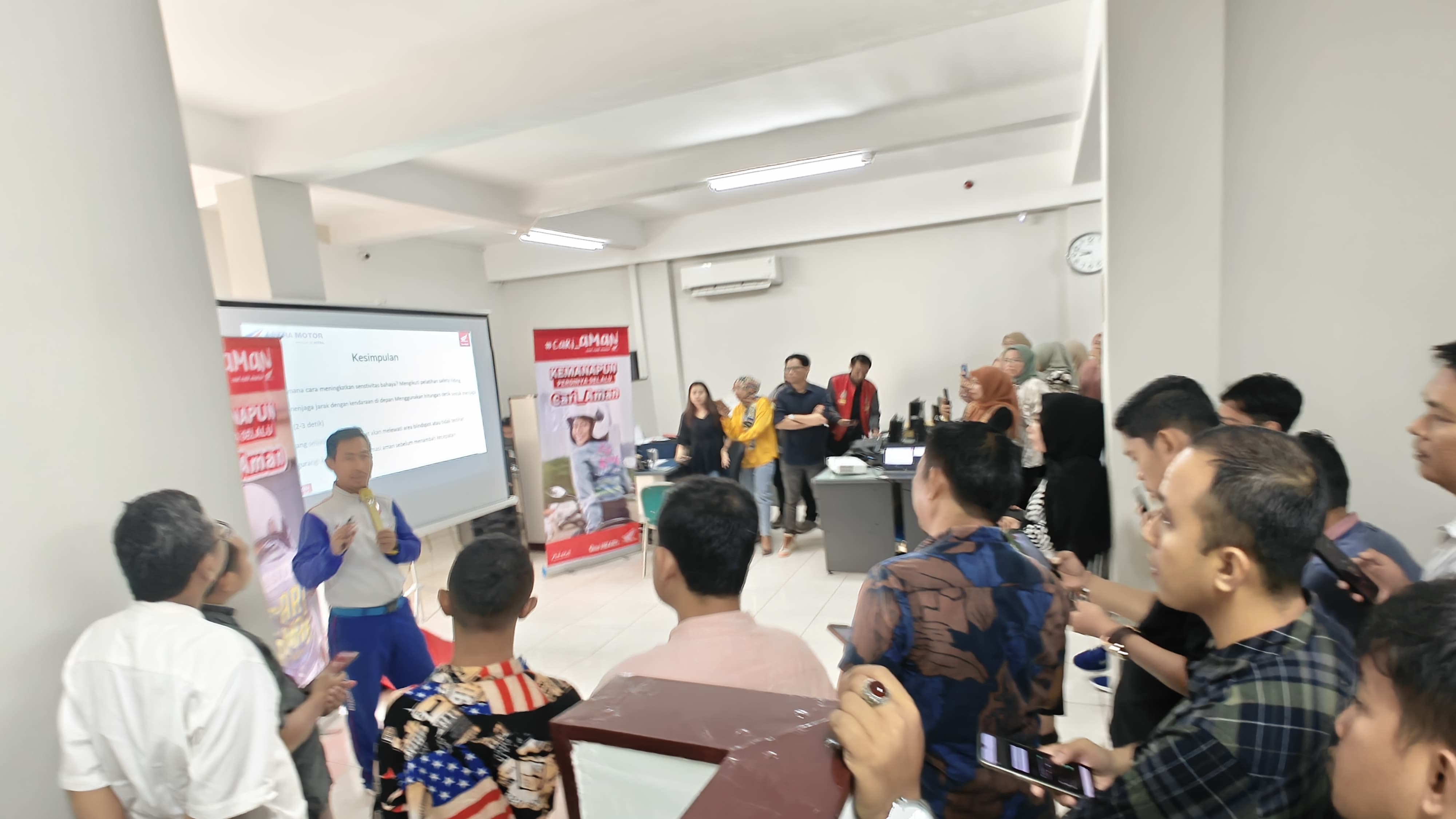 Astra Motor Sulsel Edukasi Safety Riding Sekaligus Test Ride Honda EM1 e: Bagi Pegawai FIF Maros
