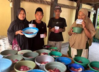 Umy Asiyatun Khadijah Berbagi di Idul Adha 2024, Salurkan Daging Kurban Tanpa Kantong Plastik di Bulukumba