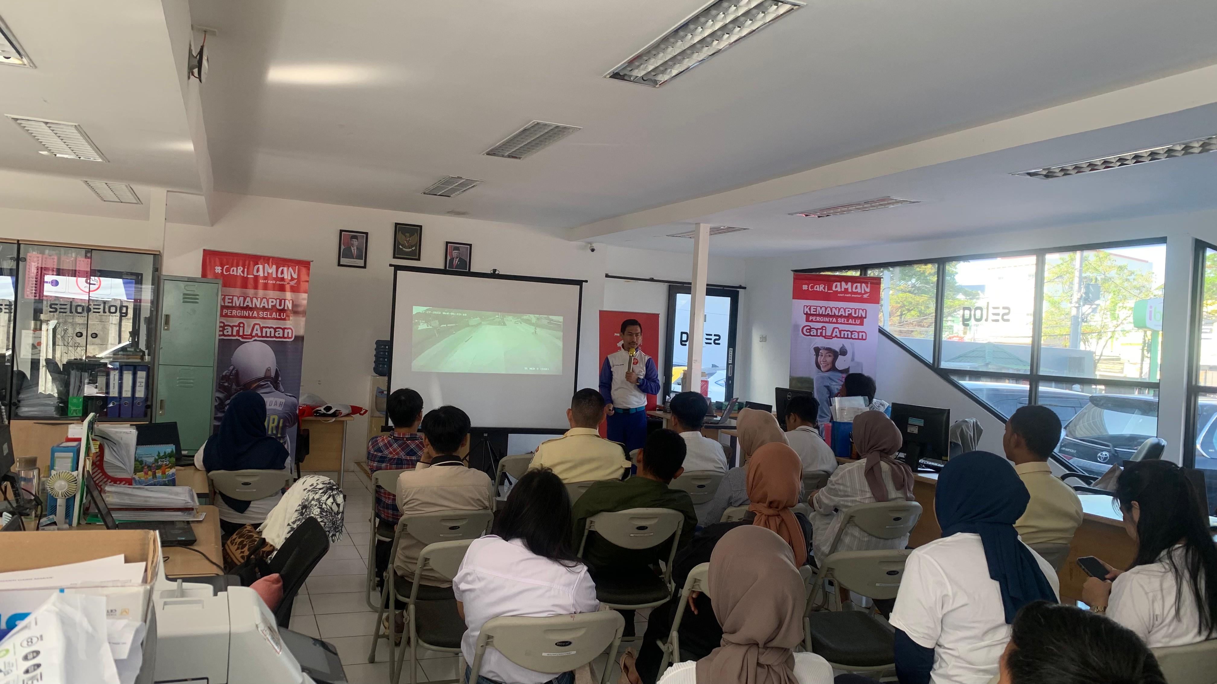 Astra Motor Sulsel Terus Kampanyekan Cari Aman, Kini Edukasi Safety Riding Karyawan Balai Lelang Ibid