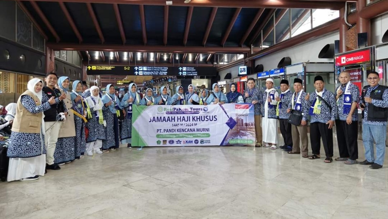 Pakem Tours Cabang Makassar Berangkatkan Puluhan CJH Khusus ke Tanah Suci