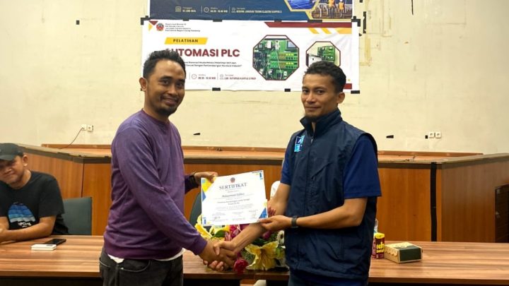 Mahasiswa Prodi D4 Teknik Listrik PNUP Gelar Pelatihan Automasi PLC dan PLTS untuk Pemula mahasiswa pnup