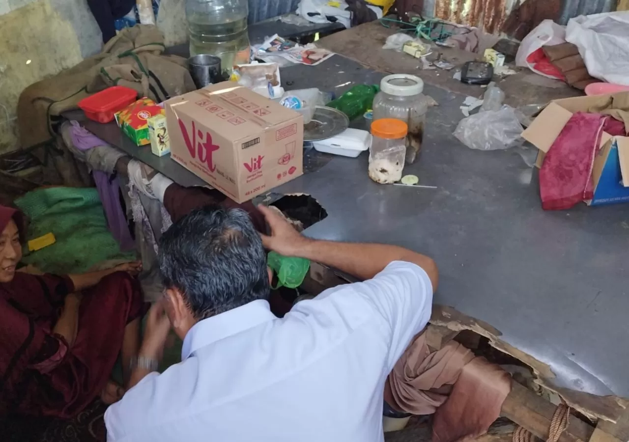 Gerak Cepat Dinsos Sulsel Bedah Rumah Warga Miskin di Makassar, Pj Gubernur Prof Zudan Serahkan Langsung Kunci