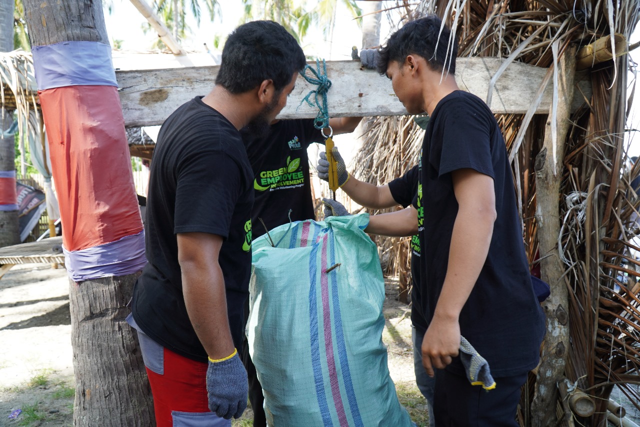 PLN Indonesia Power Laksanakan Beach Clean Up, Penanaman Mangrove dan Pelepasan Anak Penyu di Selayar