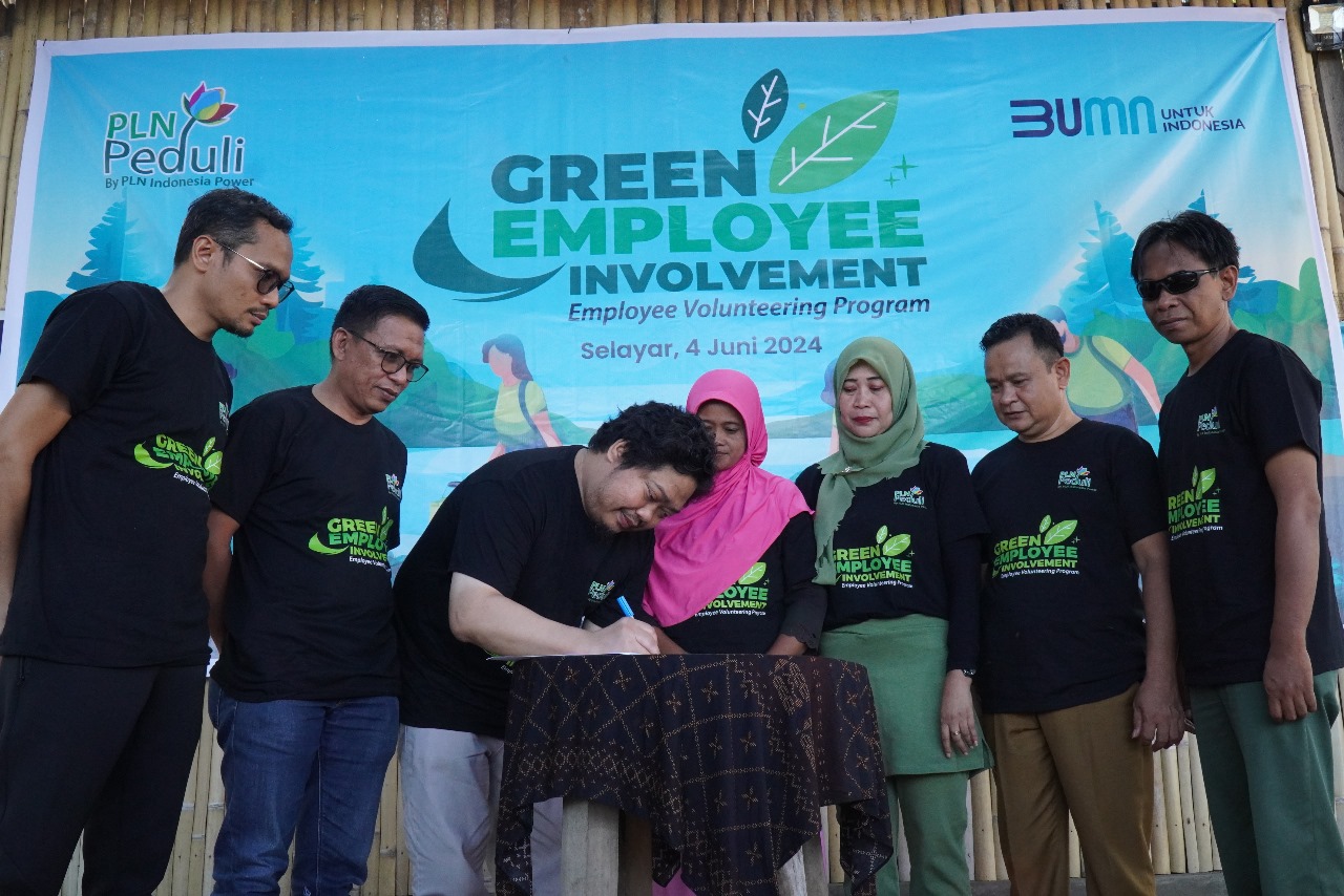 PLN Indonesia Power Laksanakan Beach Clean Up, Penanaman Mangrove dan Pelepasan Anak Penyu di Selayar
