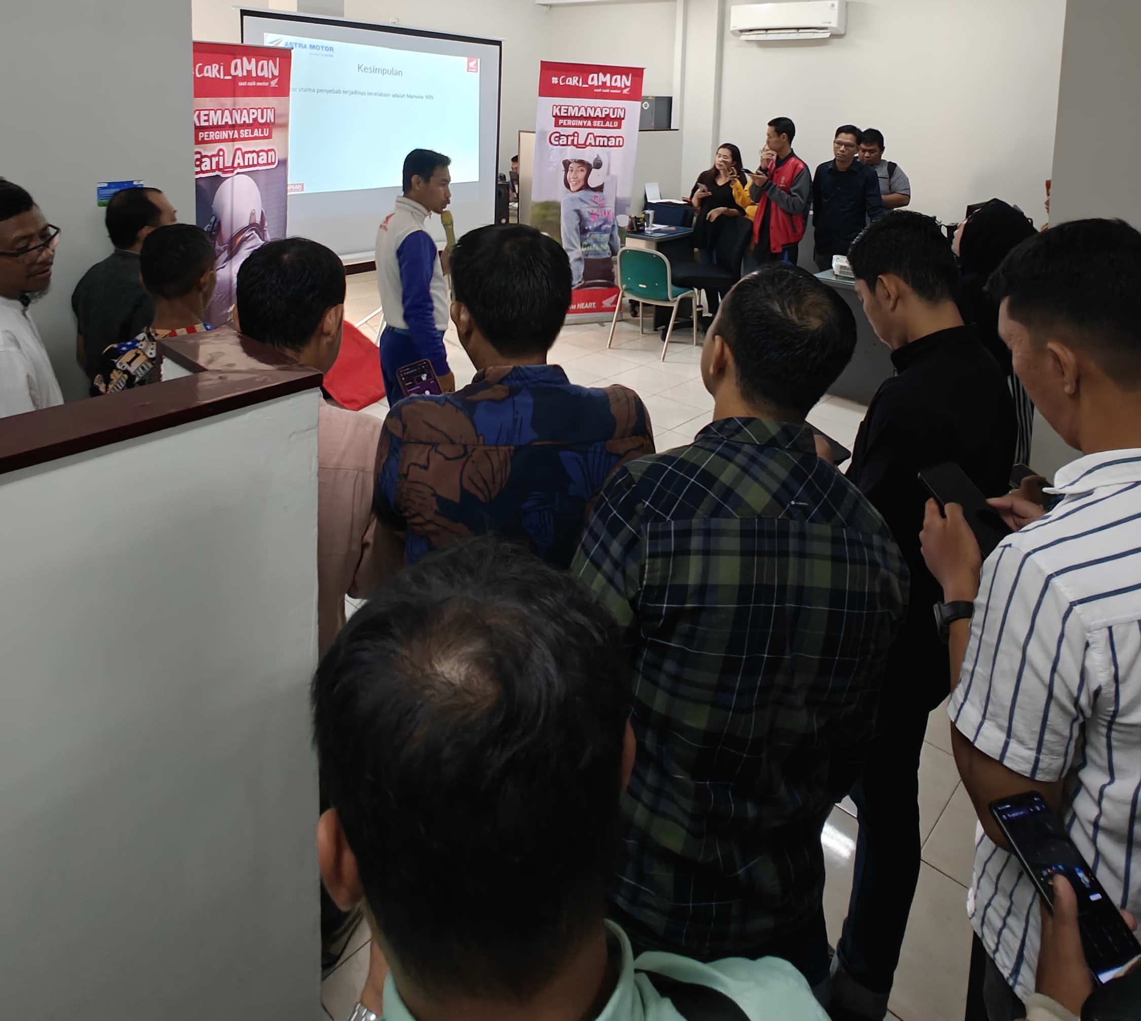 Edukasi Safety Riding Bagi Pegawai FIF Maros, Wanny Dewa Harapkan Paham Cari Aman Berkendara