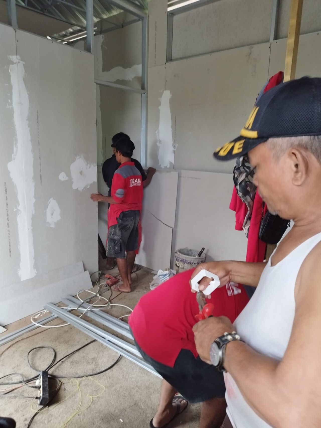 Gerak Cepat Dinsos Sulsel Bedah Rumah Warga Miskin di Makassar, Pj Gubernur Prof Zudan Serahkan Langsung Kunci