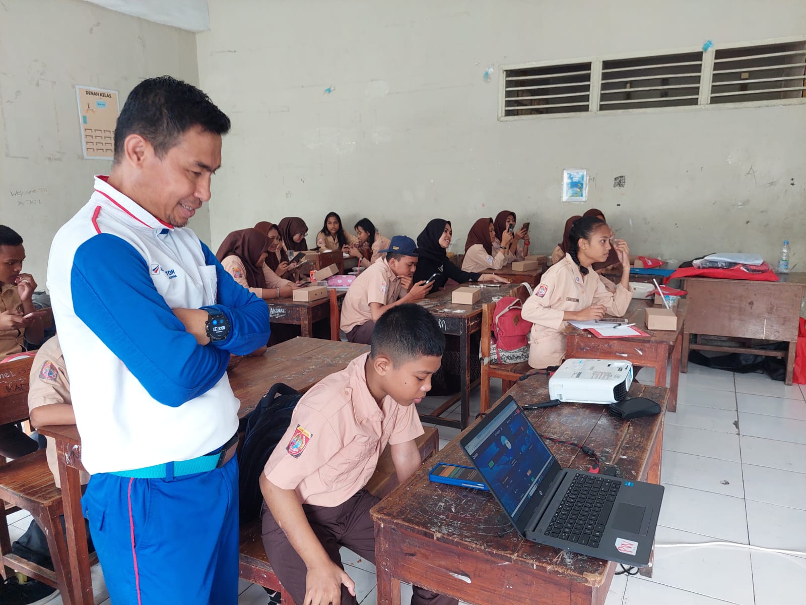 Gaungkan Keselamatan Berkendara di Kalangan Pelajar, Asmo Sulsel Edukasi Safety Riding di SMP Nasional Makassar