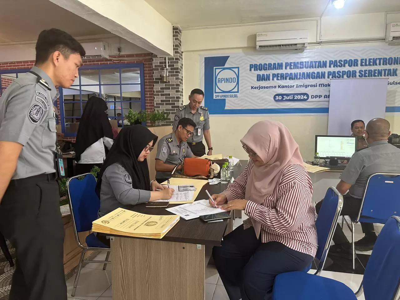 Imigrasi Makassar Lakukan Jemput Bola Pembuatan Paspor Baru dan Perpanjangan di Kantor APINDO Sulsel