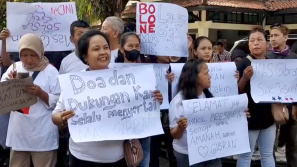 Ratusan Warga Temui Gibran Sebelum Meninggalkan Rumah Jabatan Walikota Solo