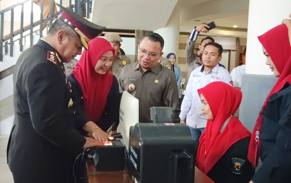 Disdukcapil Jeneponto Cetak KTP Peserta Upacara HUT Ke-78 Bhayangkara