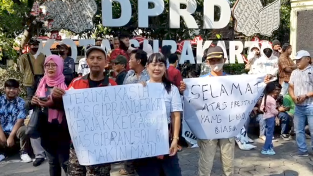 Ratusan Warga Temui Gibran Sebelum Meninggalkan Rumah Jabatan Walikota Solo