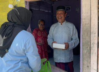 Gelar Jumat Berkah, Warga Untia Makassar Curhat Sulitnya Air Bersih ke Rusdin Abdullah