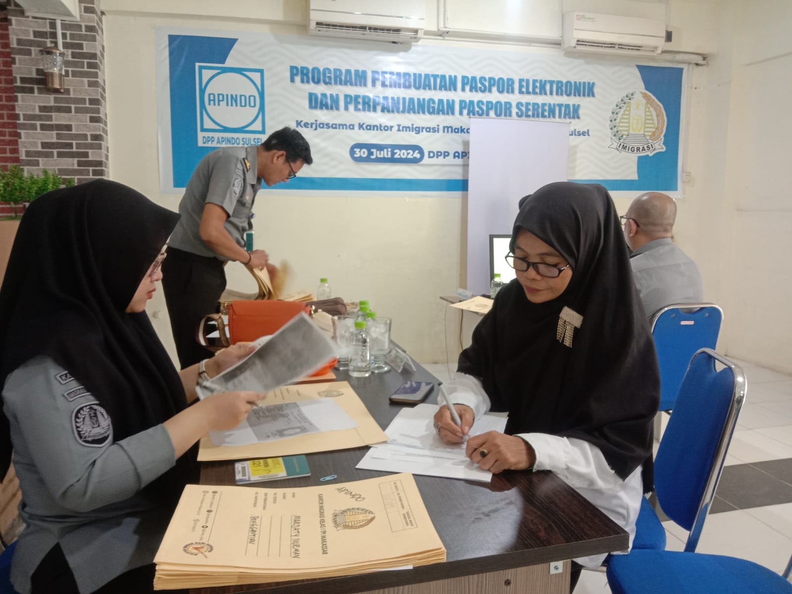 Imigrasi Makassar Lakukan Jemput Bola Pembuatan Paspor Baru dan Perpanjangan di Kantor APINDO Sulsel