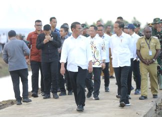 Presiden Jokowi dan Ibu Iriana Tinjau Simulasi Drone Tabur Pupuk di Papua Selatan