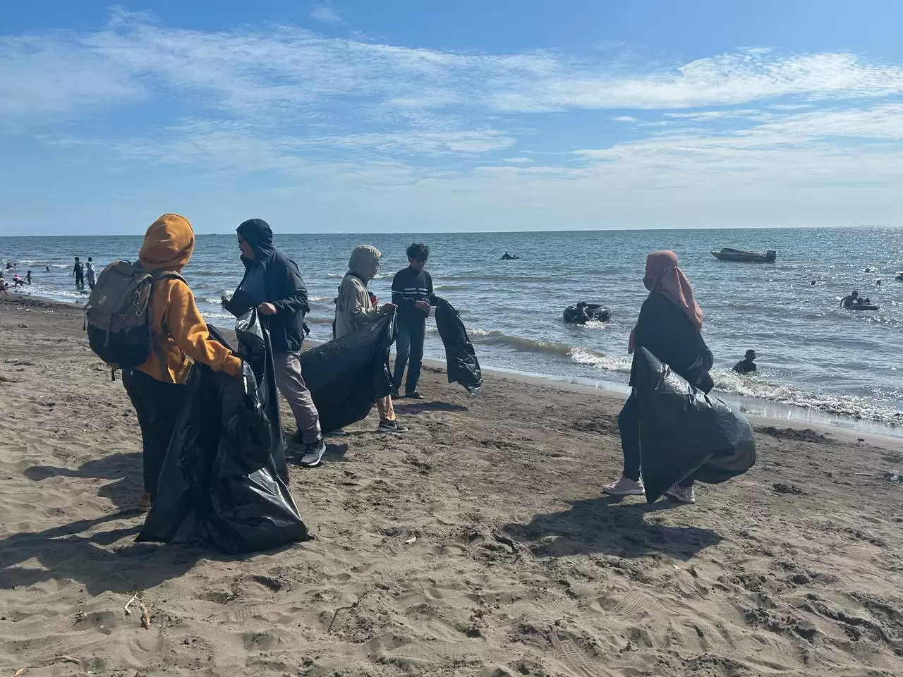 Astra Motor Sulsel Ajak Jurnalis Bersih-bersih Pantai di Makassar
